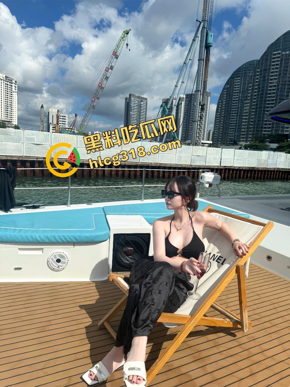 厨房忍不住操老婆,直接在厨房台子上舔骚逼吸奶子,小手指插穴玩到高潮,家里哪都能干!-5