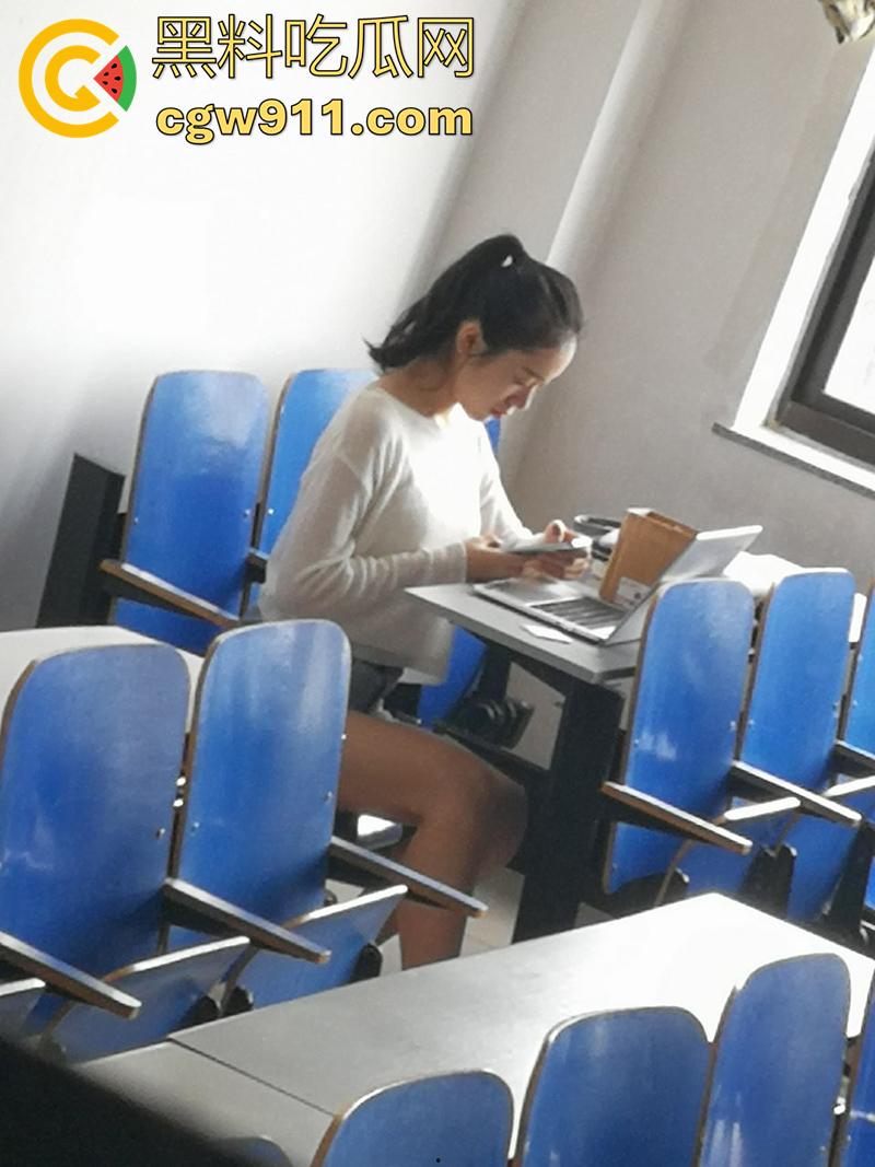 超级牛逼的系列稀缺资源,冒死偷拍极品女大学生合集,江西农大和川外大学厕拍,极品女大小穴清晰可见!-6