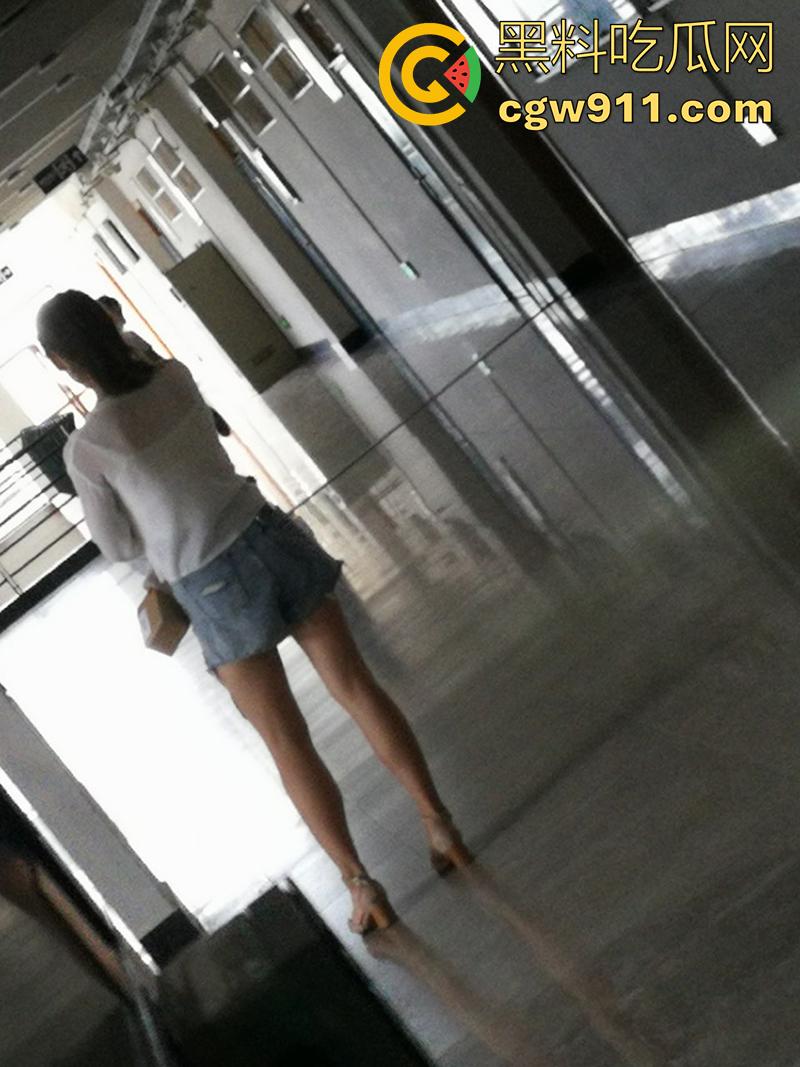 超级牛逼的系列稀缺资源,冒死偷拍极品女大学生合集,江西农大和川外大学厕拍,极品女大小穴清晰可见!-8