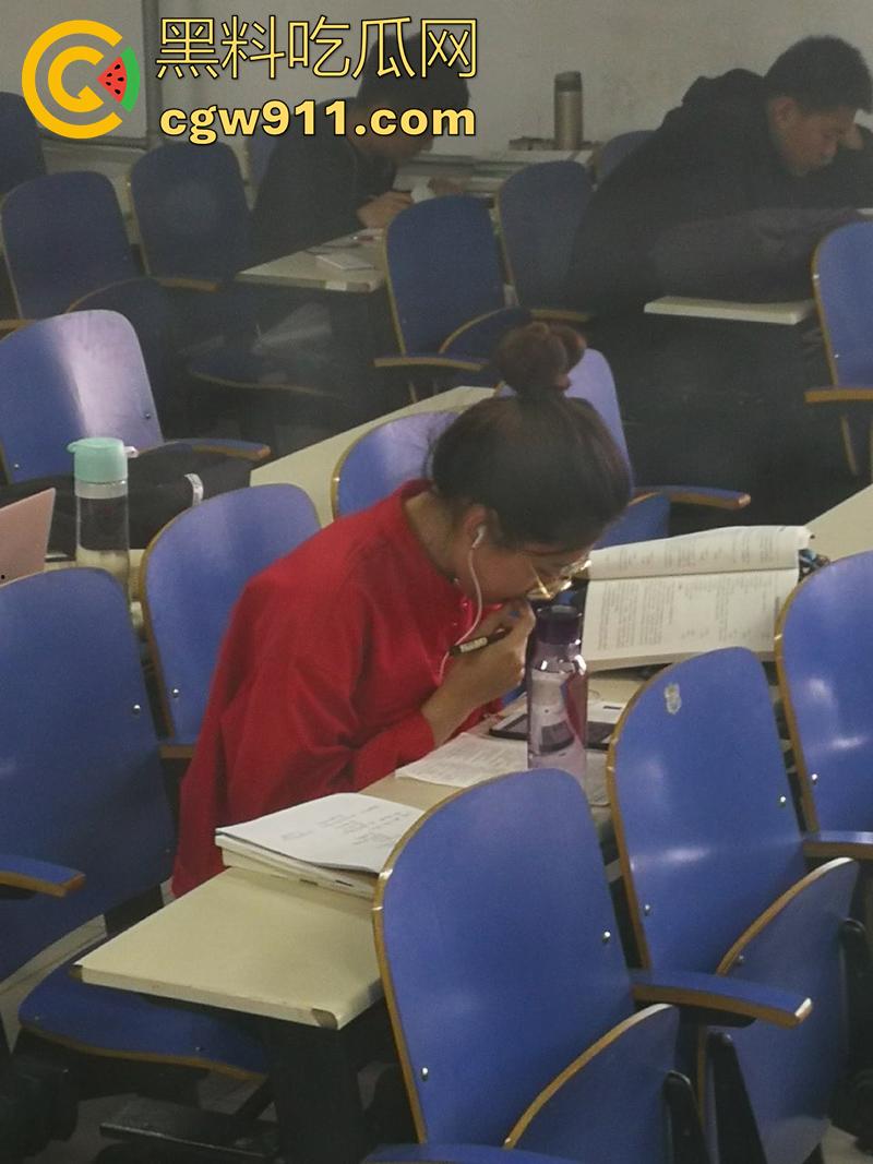 超级牛逼的系列稀缺资源,冒死偷拍极品女大学生合集,江西农大和川外大学厕拍,极品女大小穴清晰可见!-11