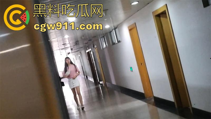 超级牛逼的系列稀缺资源,冒死偷拍极品女大学生合集,江西农大和川外大学厕拍,极品女大小穴清晰可见!-13