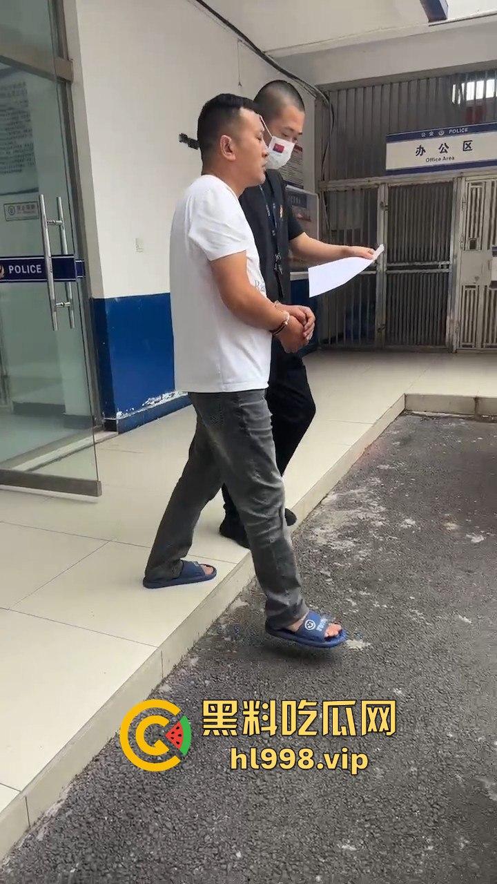 建材大佬狂上天!开七系跑到直播现场,口出狂言要睡主播,没人理还开车撞场!-13