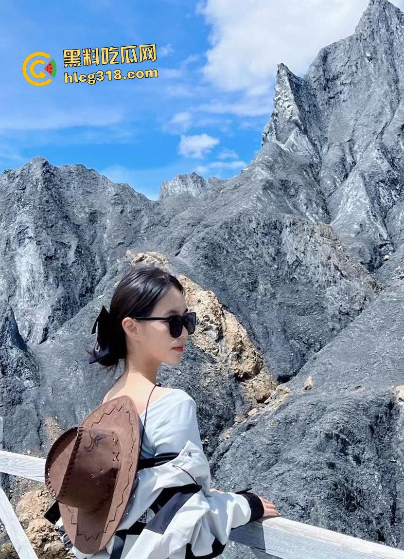 清纯女大【王利华】极度反差拜金，课余时间经常约炮金主找3P，车震毒龙把车子搞到异响！-3