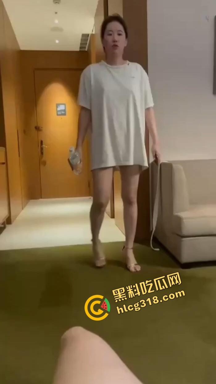 一声令下就张嘴,她跪着舔完全程不敢抬头,我才明白舔狗活该当沸羊羊,兄弟别再当沸羊羊了当主人才爽!-1