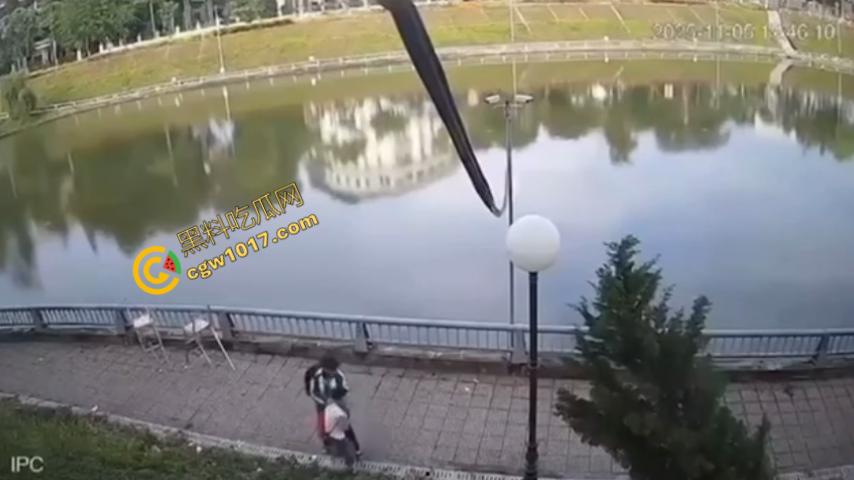 越南13岁男孩持刀暴走:将同学捅伤后推入湖中,辱骂激发致命仇恨,监控全程记录,复仇摄人心魄!-1
