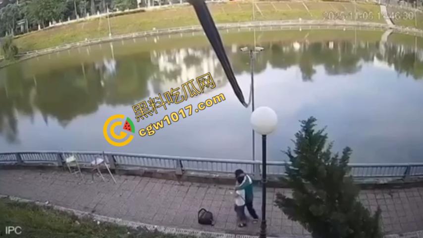 越南13岁男孩持刀暴走:将同学捅伤后推入湖中,辱骂激发致命仇恨,监控全程记录,复仇摄人心魄!-2