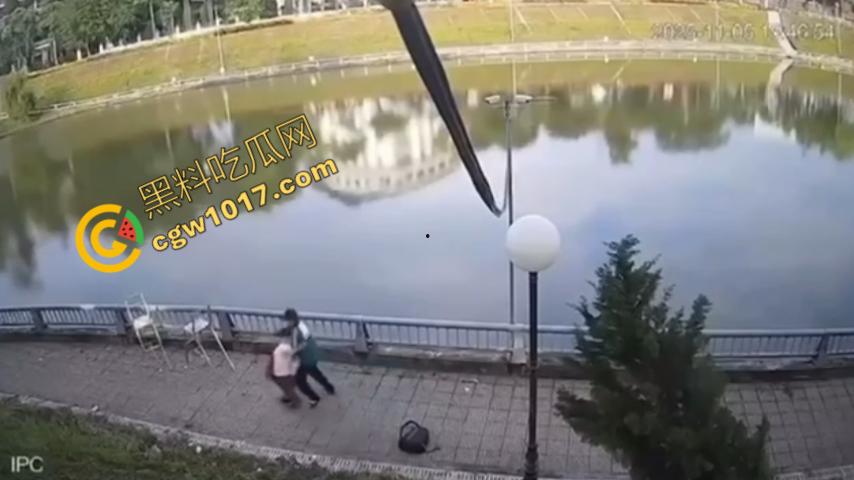 越南13岁男孩持刀暴走:将同学捅伤后推入湖中,辱骂激发致命仇恨,监控全程记录,复仇摄人心魄!-3