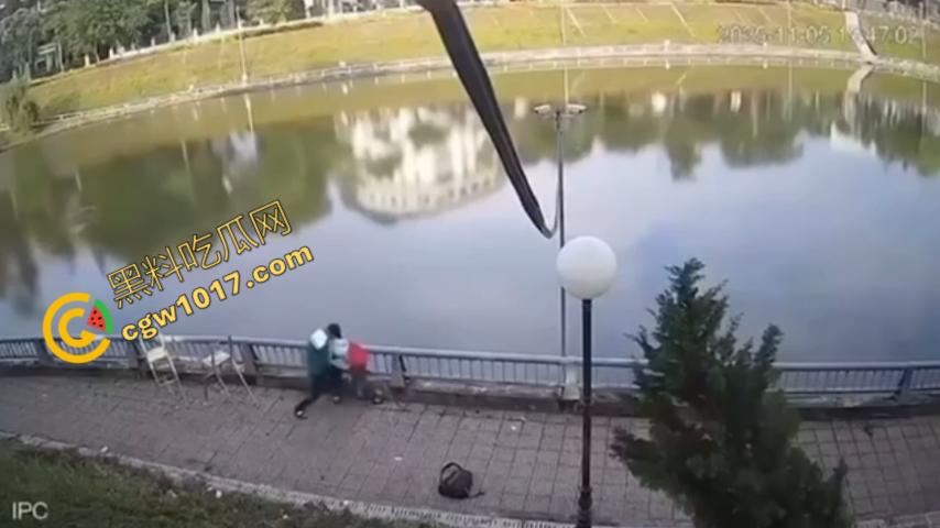 越南13岁男孩持刀暴走:将同学捅伤后推入湖中,辱骂激发致命仇恨,监控全程记录,复仇摄人心魄!-4