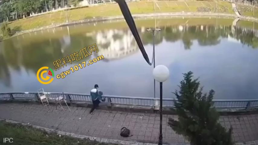 越南13岁男孩持刀暴走:将同学捅伤后推入湖中,辱骂激发致命仇恨,监控全程记录,复仇摄人心魄!-6