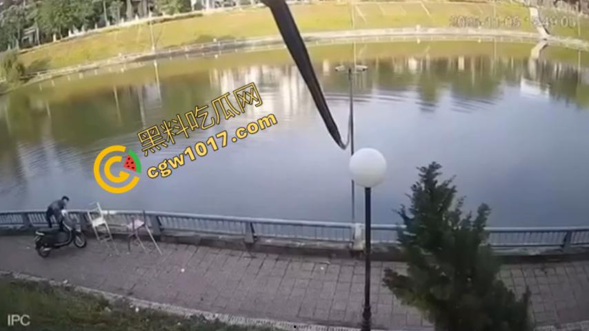 越南13岁男孩持刀暴走:将同学捅伤后推入湖中,辱骂激发致命仇恨,监控全程记录,复仇摄人心魄!-8