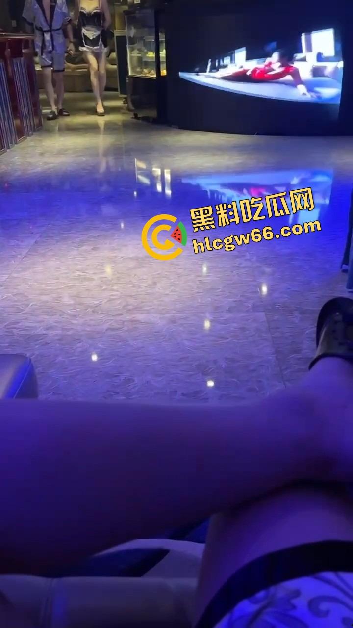 高端技师就是不一样,能用头给你按摩!周五放松一下,奶子在眼前晃,头在下面动,舒爽到灵魂发麻!-1