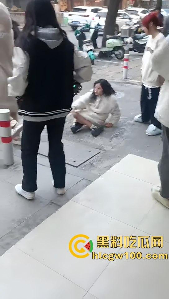 漂亮妹妹遭多名少女围攻,看的哥哥我心里难受的紧,妹妹别怕快躲进哥哥怀里-2