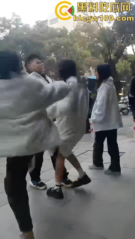 漂亮妹妹遭多名少女围攻,看的哥哥我心里难受的紧,妹妹别怕快躲进哥哥怀里-3