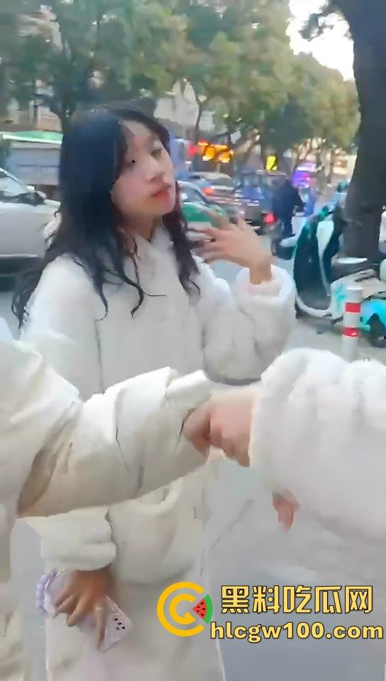 漂亮妹妹遭多名少女围攻,看的哥哥我心里难受的紧,妹妹别怕快躲进哥哥怀里-4