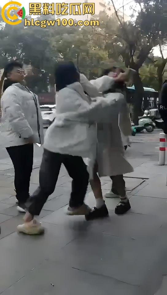 漂亮妹妹遭多名少女围攻,看的哥哥我心里难受的紧,妹妹别怕快躲进哥哥怀里-5