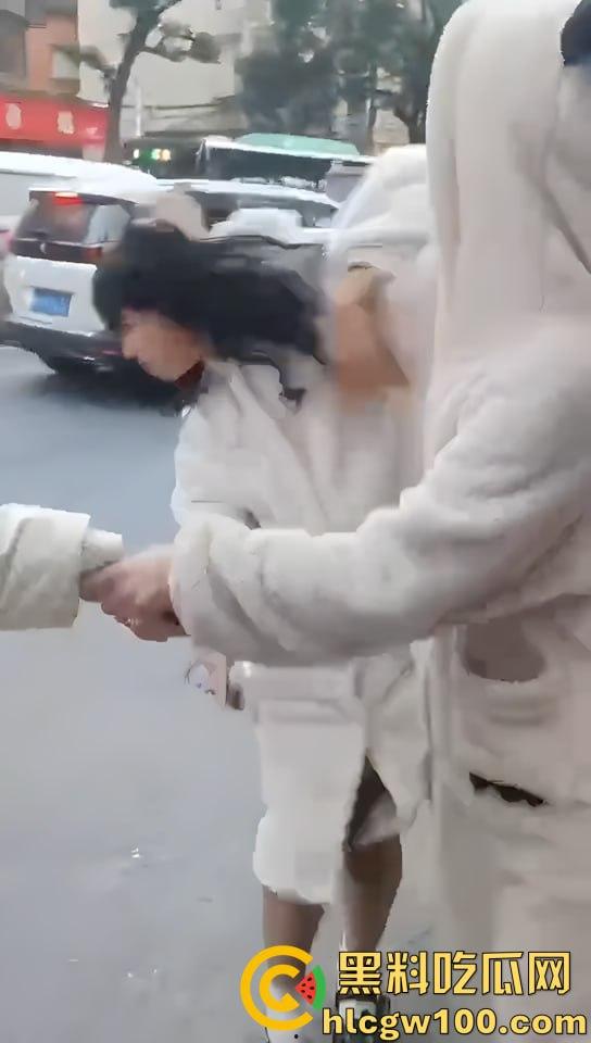 漂亮妹妹遭多名少女围攻,看的哥哥我心里难受的紧,妹妹别怕快躲进哥哥怀里-6