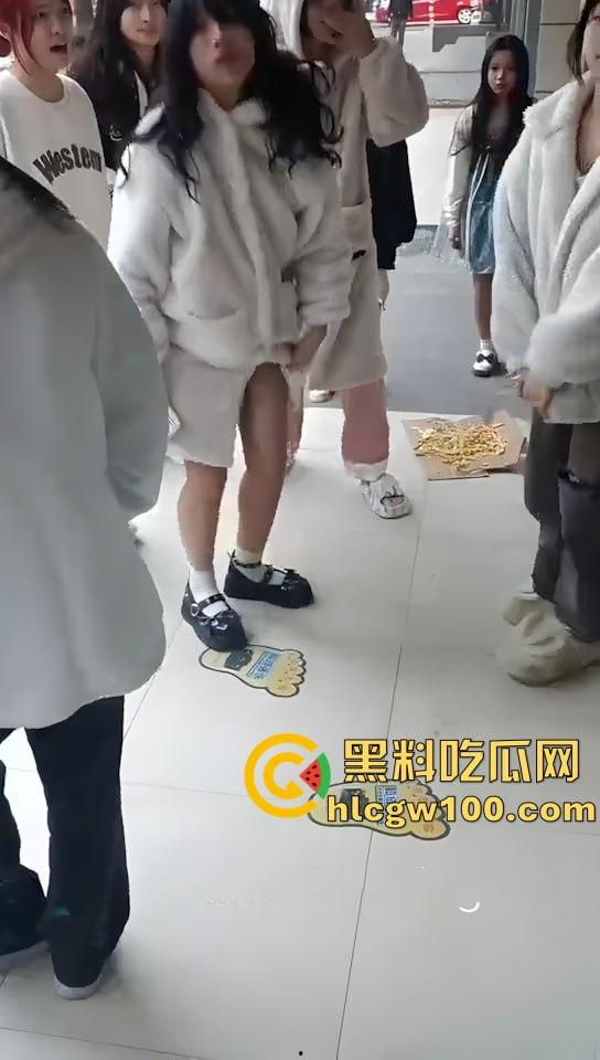 漂亮妹妹遭多名少女围攻,看的哥哥我心里难受的紧,妹妹别怕快躲进哥哥怀里-7