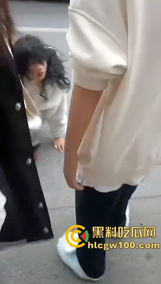 漂亮妹妹遭多名少女围攻,看的哥哥我心里难受的紧,妹妹别怕快躲进哥哥怀里-8