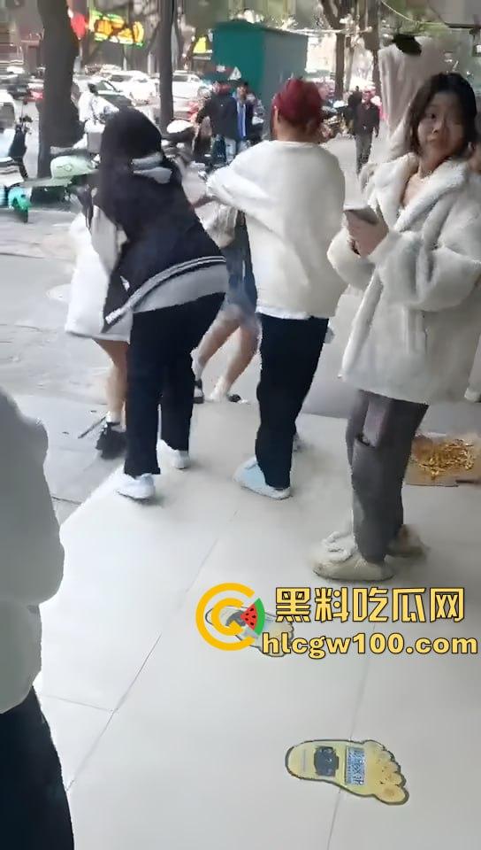 漂亮妹妹遭多名少女围攻,看的哥哥我心里难受的紧,妹妹别怕快躲进哥哥怀里-9