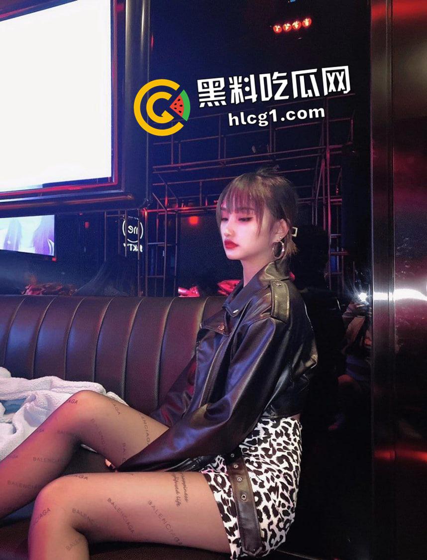 上海交通大学下海女大学生 淫纹身上纹 臭母狗本人 出租屋接待被拍视频流出-5