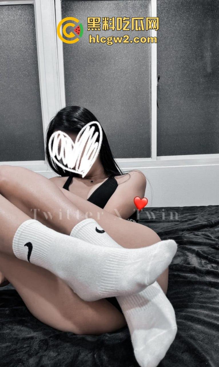 台湾骚鸡【TWIN】优雅酥胸反差婊搞到高潮脚趾折起来 还带闺蜜玩3P玩到飞起!-16