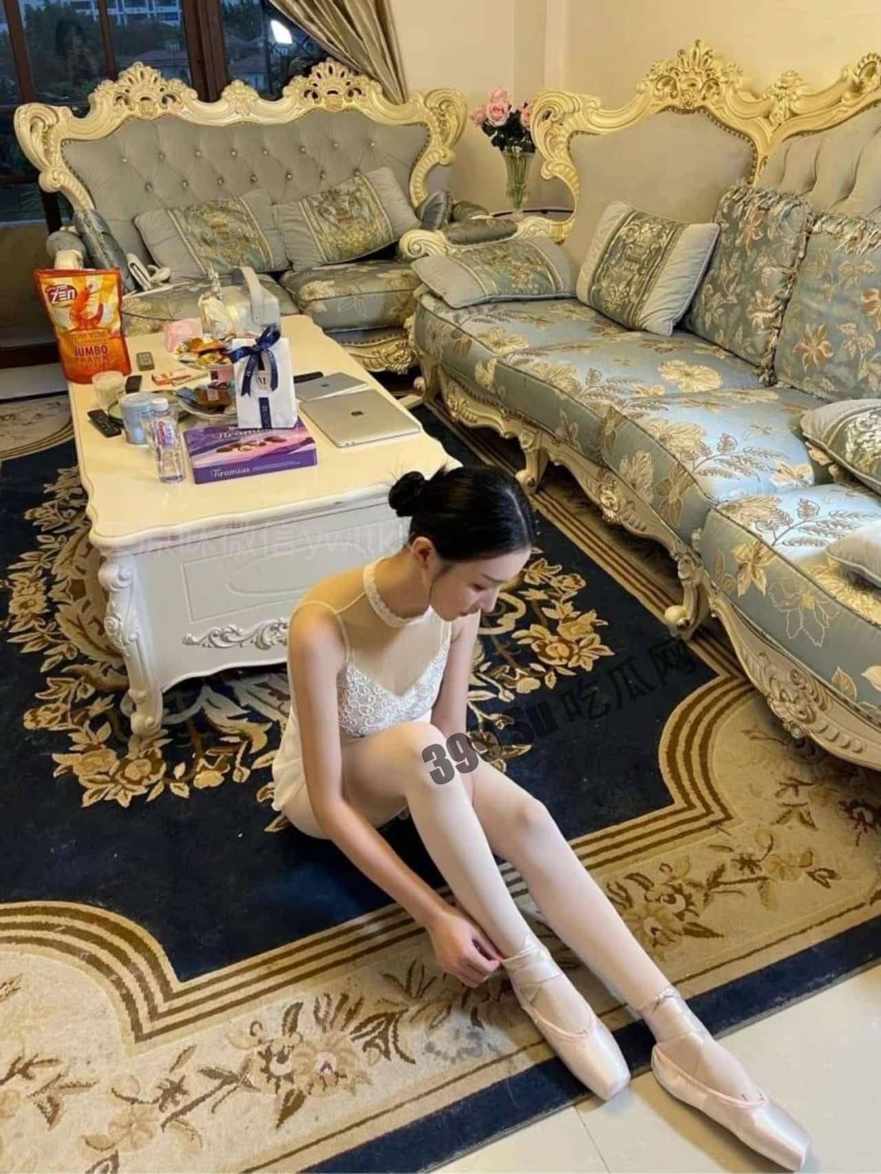 ❤️绿帽小娇妻❤️新婚娇妻 白天是做平面模特的女神 晚上是绿帽老公和单男眼中的小母狗-2