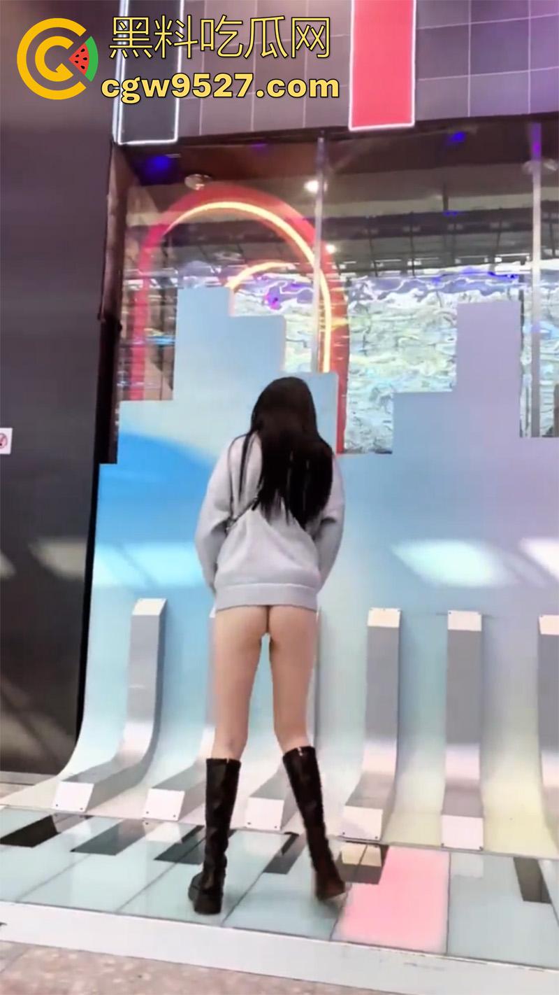 顶级长腿翘臀母狗【露娜000】,超爱露出的极品人妻少妇,美腿白嫩翘臀饱满,这身材真是无敌了啊!-9