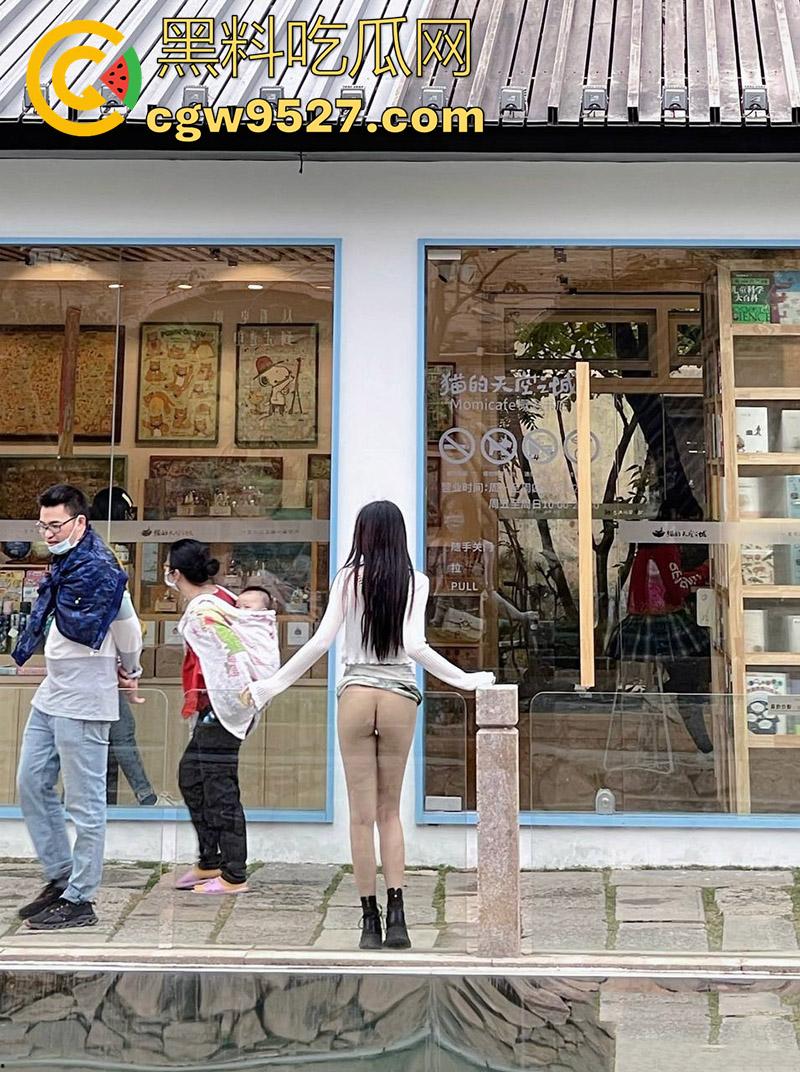 顶级长腿翘臀母狗【露娜000】,超爱露出的极品人妻少妇,美腿白嫩翘臀饱满,这身材真是无敌了啊!-13