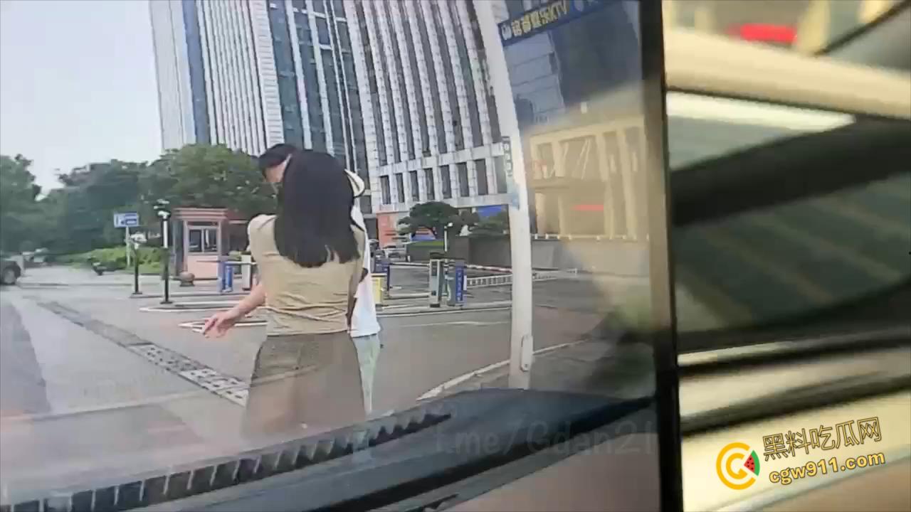 新能源汽车监控画面,小仙女一生气就开始脱衣服,男朋友不要阻拦啊,这是想自己出丑还是丢男友的脸呢 ?-1