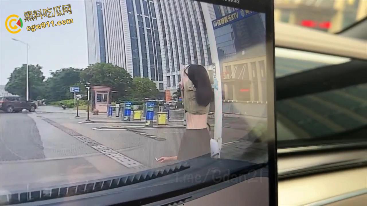 新能源汽车监控画面,小仙女一生气就开始脱衣服,男朋友不要阻拦啊,这是想自己出丑还是丢男友的脸呢 ?-2