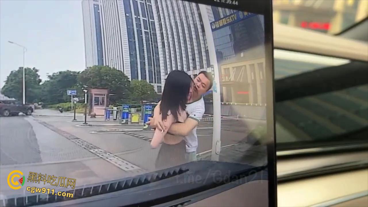 新能源汽车监控画面,小仙女一生气就开始脱衣服,男朋友不要阻拦啊,这是想自己出丑还是丢男友的脸呢 ?-3