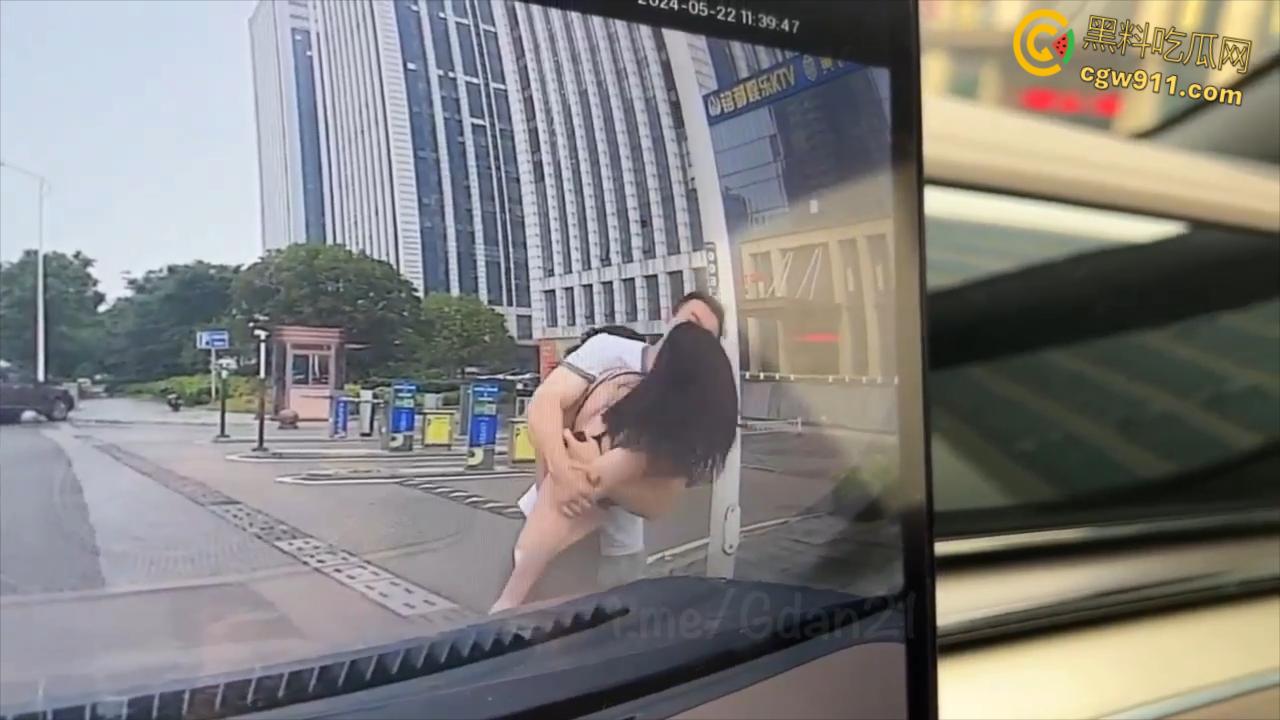 新能源汽车监控画面,小仙女一生气就开始脱衣服,男朋友不要阻拦啊,这是想自己出丑还是丢男友的脸呢 ?-4