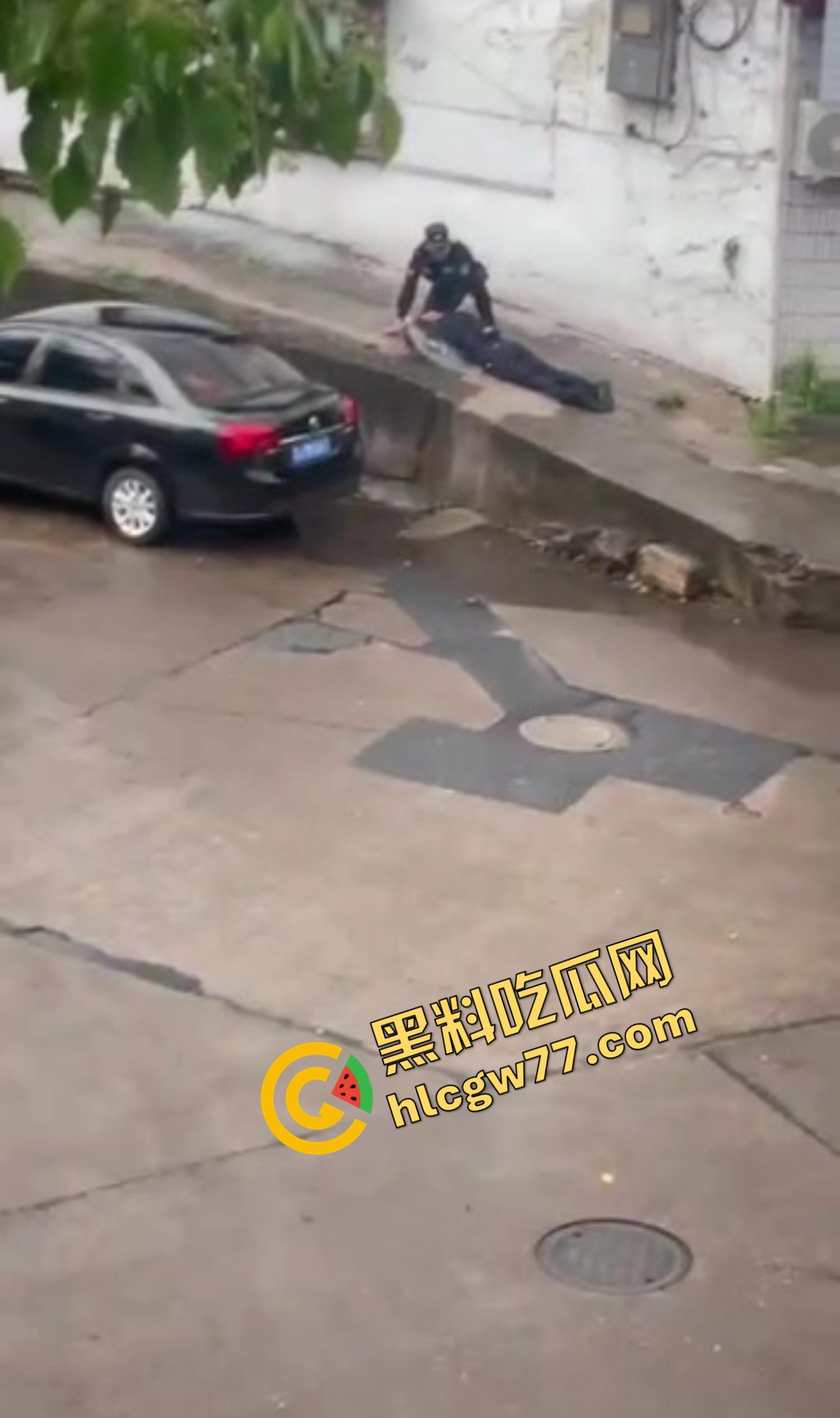 浙江台州街头突发枪击。毒贩持真枪当街开火,出租车司机中弹身亡娃也遭殃,这年头还能让警察叔叔吃花生米?-12