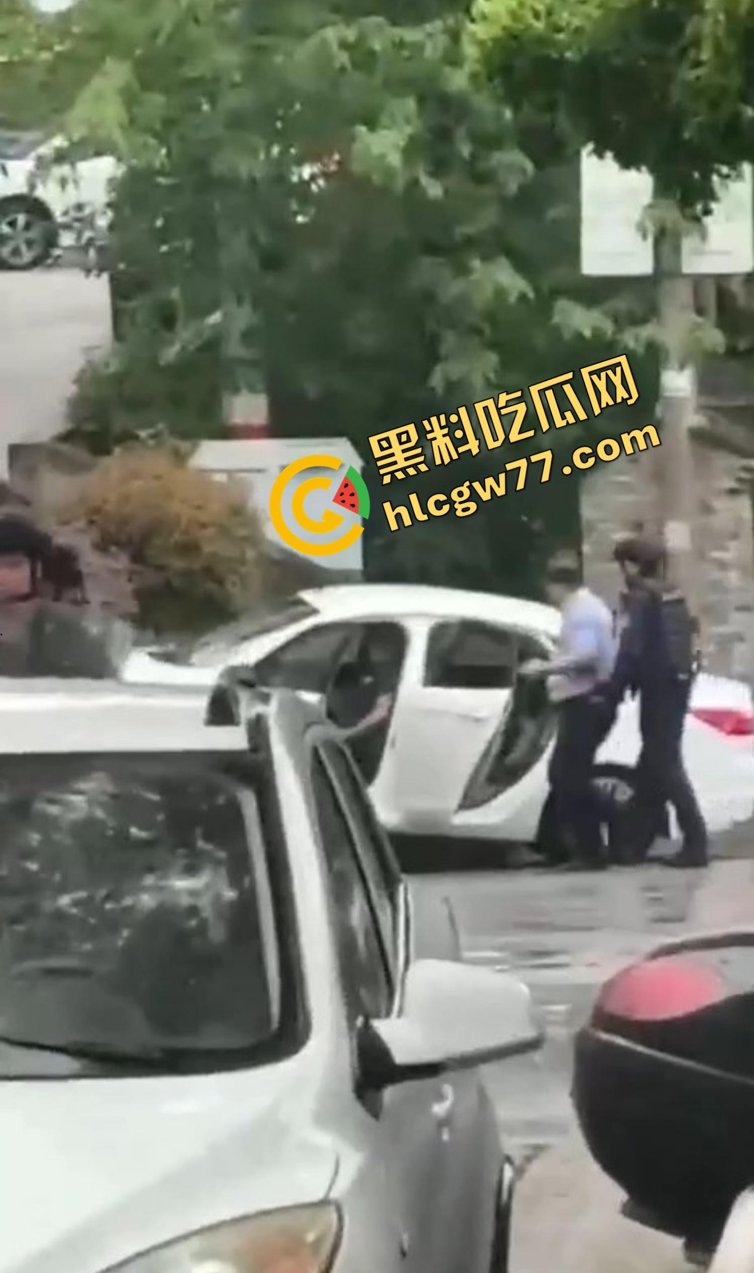 浙江台州街头突发枪击。毒贩持真枪当街开火,出租车司机中弹身亡娃也遭殃,这年头还能让警察叔叔吃花生米?-16