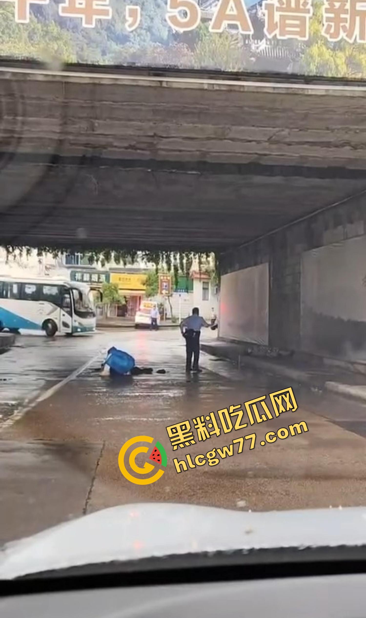 浙江台州街头突发枪击。毒贩持真枪当街开火,出租车司机中弹身亡娃也遭殃,这年头还能让警察叔叔吃花生米?-20