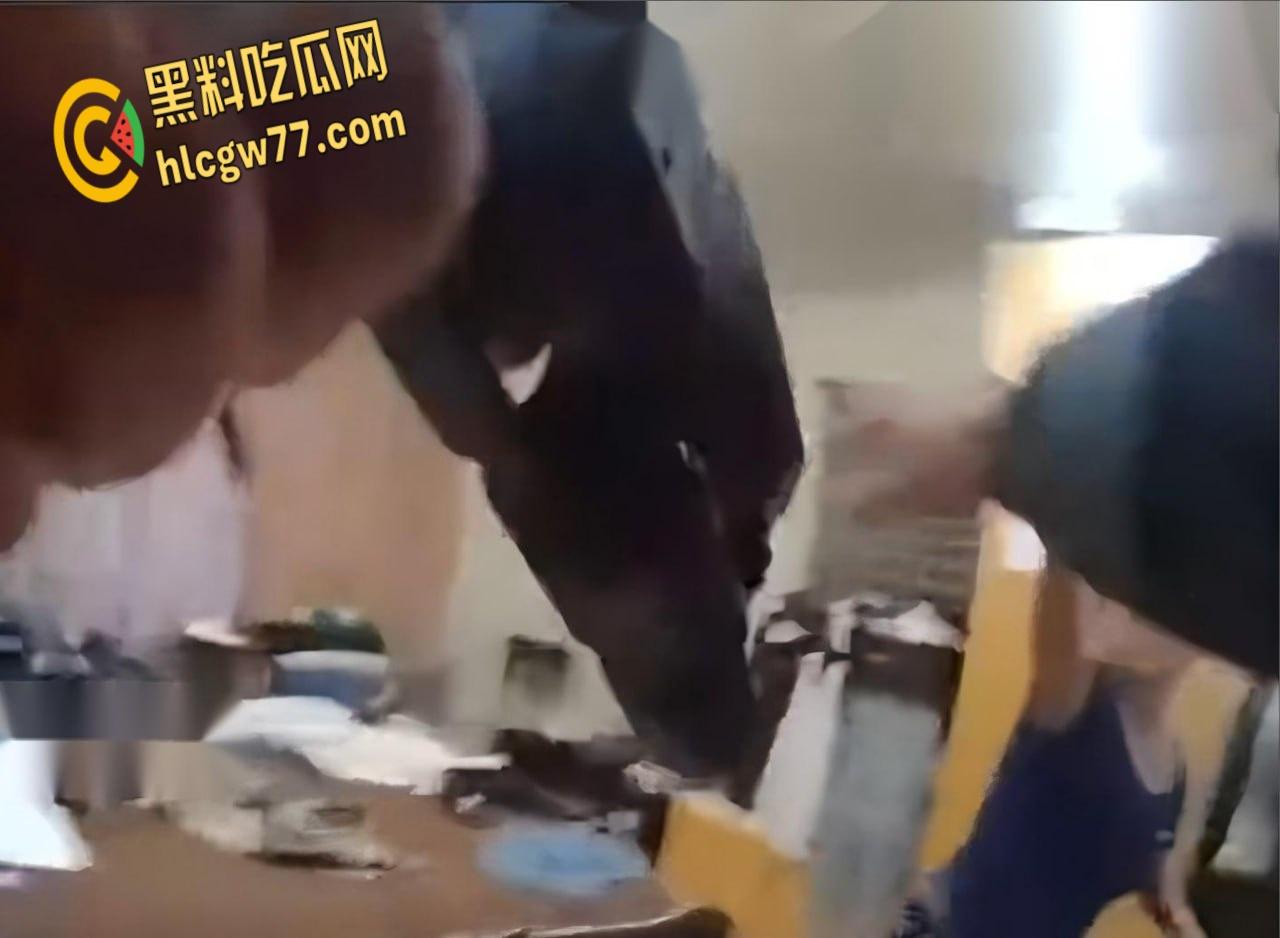 洛杉矶华裔女子纵火袭邻居 持刀拒捕被警方当场击毙 现场视频曝光-7