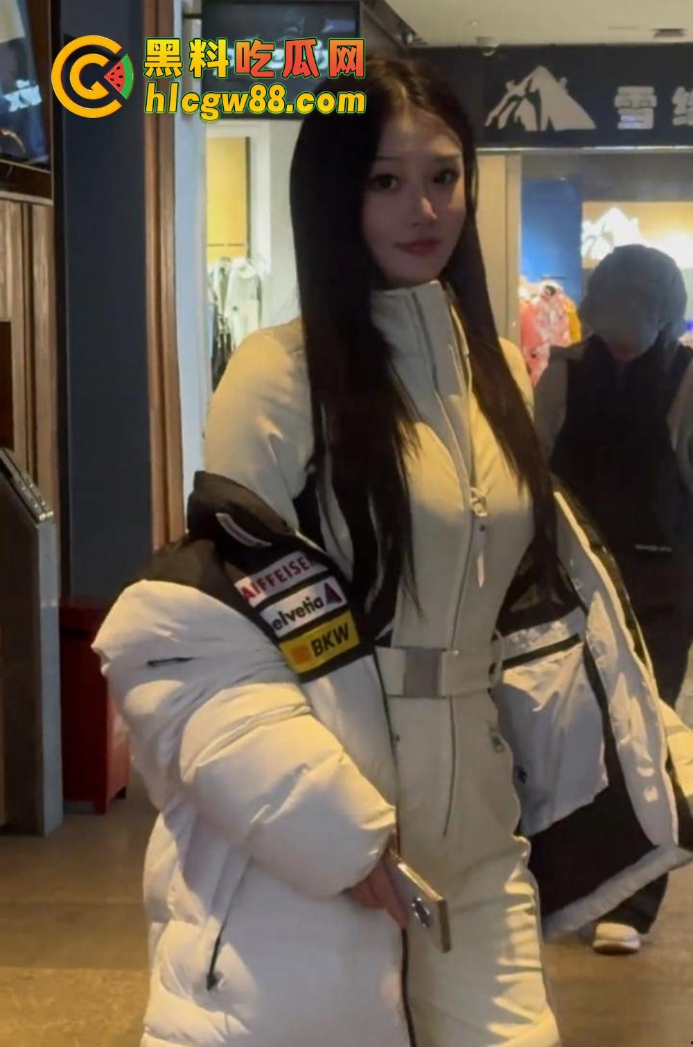 骑行媛已成历史,滑雪媛2025年全面上线,云顶滑雪场美女云集,白天滑雪,晚上开房身上滑!-11