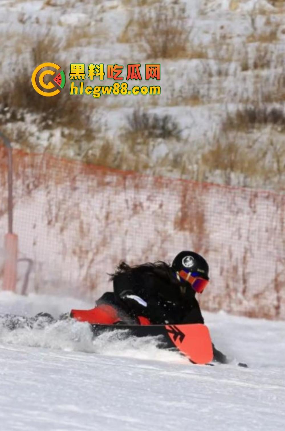 骑行媛已成历史,滑雪媛2025年全面上线,云顶滑雪场美女云集,白天滑雪,晚上开房身上滑!-22