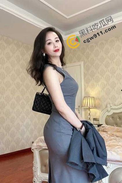 海角大神母子乱伦!出租房爆操美艳干妈的肥屁股,风韵犹存的熟女被干得高潮连连,疯狂夜晚壮烈爆发!-2