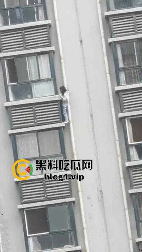 15层高楼修空调!老王徒手下楼不带防护,面子比命重要?-1