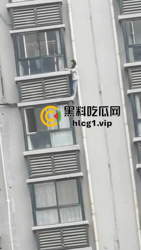 15层高楼修空调!老王徒手下楼不带防护,面子比命重要?-5