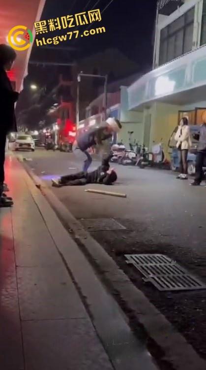 生怕他不死 下这么重的手！浙江省温州市文成县一青年用陶瓷花盆桌子等猛砸另一名青年头部 意图杀人-2