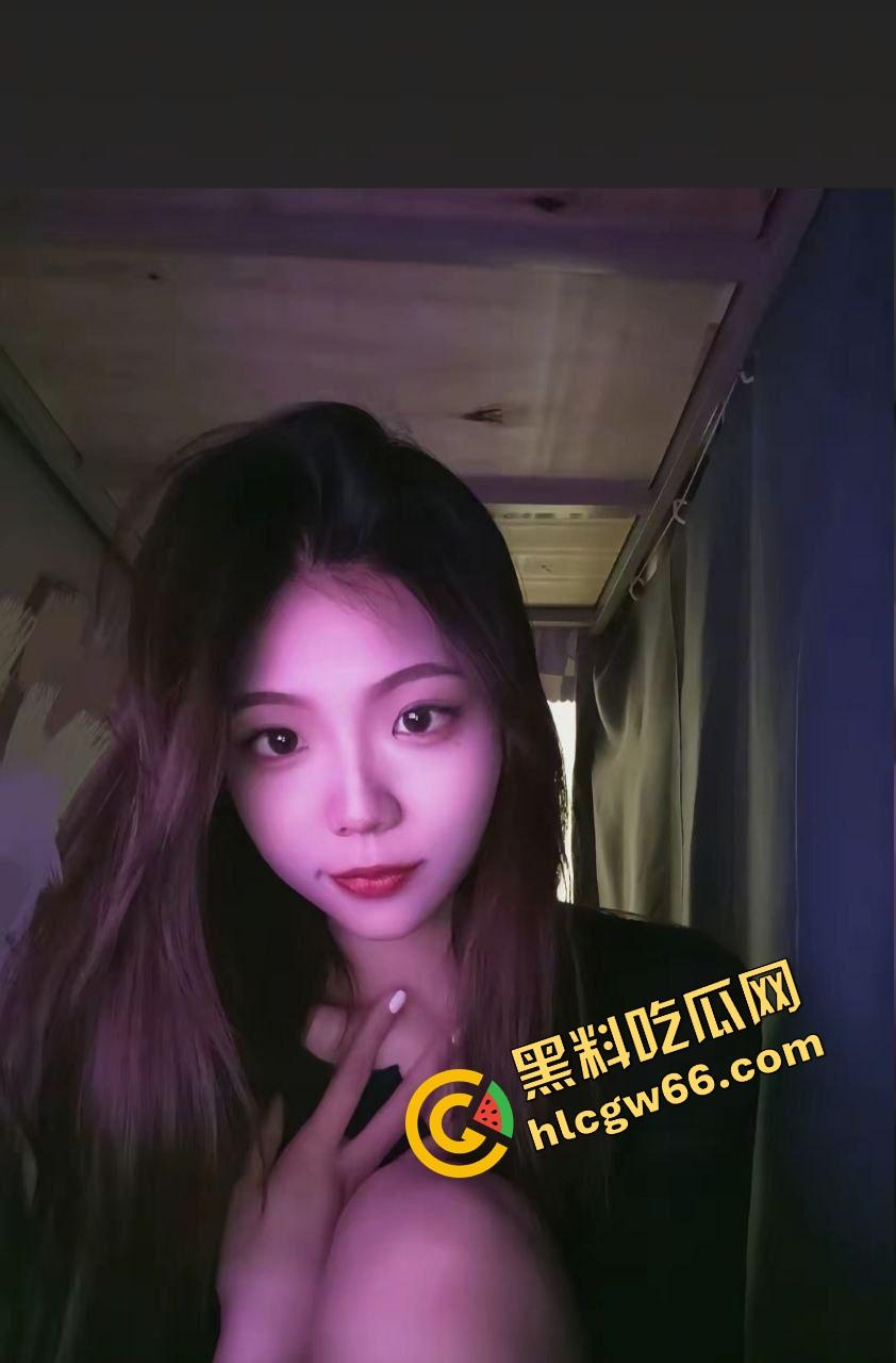 武汉黑丝淫妻『邵黎蒨』让单男爆操到痉挛，绿帽老公当场撸到射，看着自己老婆被干出还点头说真香！-1