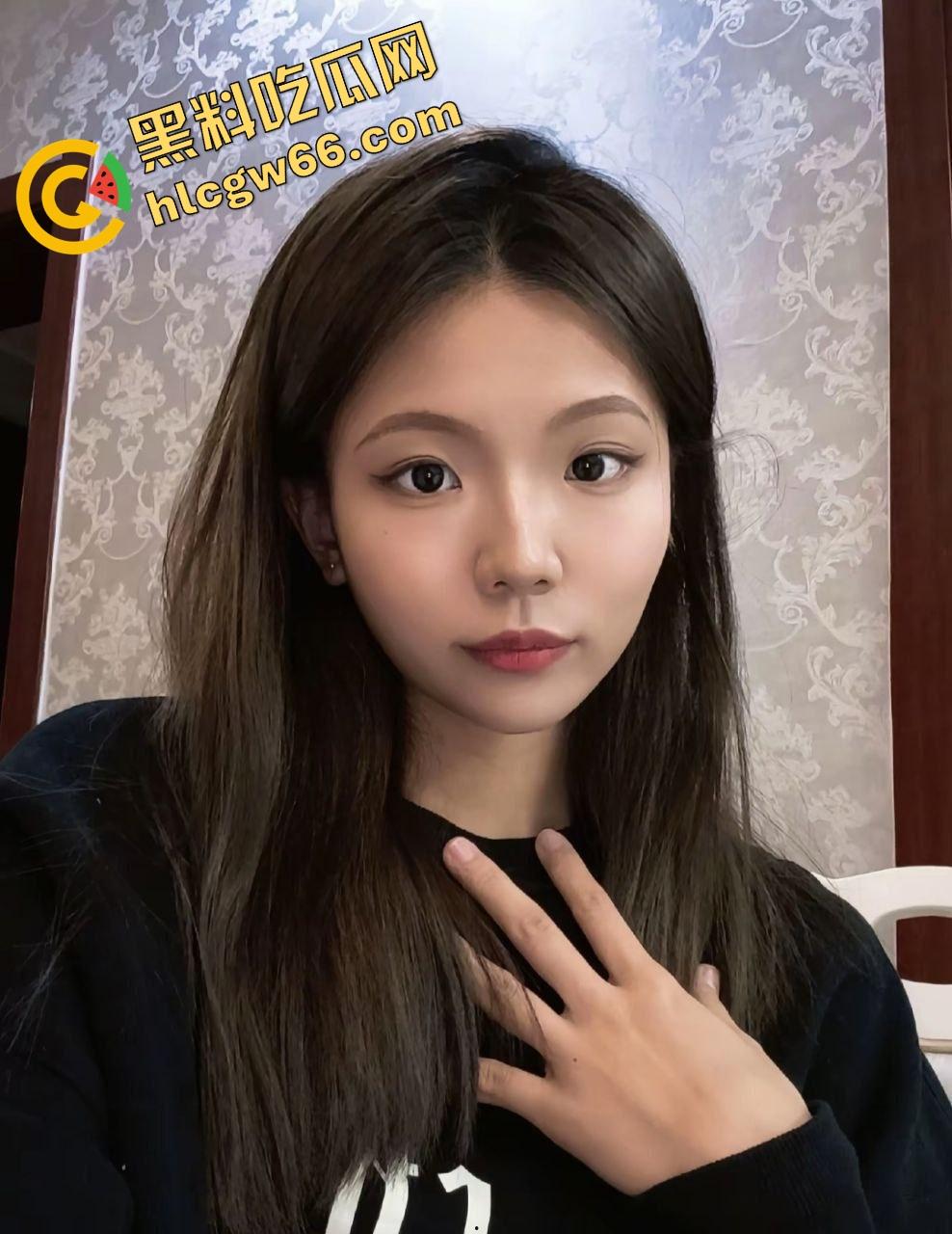 武汉黑丝淫妻『邵黎蒨』让单男爆操到痉挛，绿帽老公当场撸到射，看着自己老婆被干出还点头说真香！-5