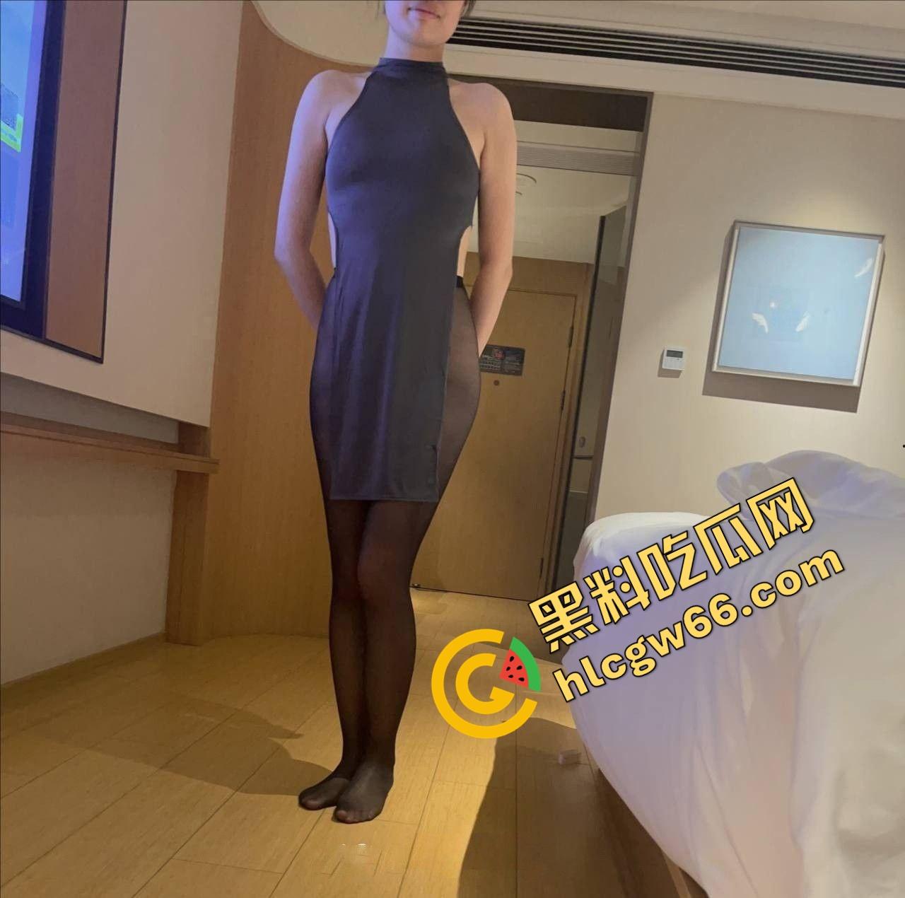 武汉黑丝淫妻『邵黎蒨』让单男爆操到痉挛，绿帽老公当场撸到射，看着自己老婆被干出还点头说真香！-9