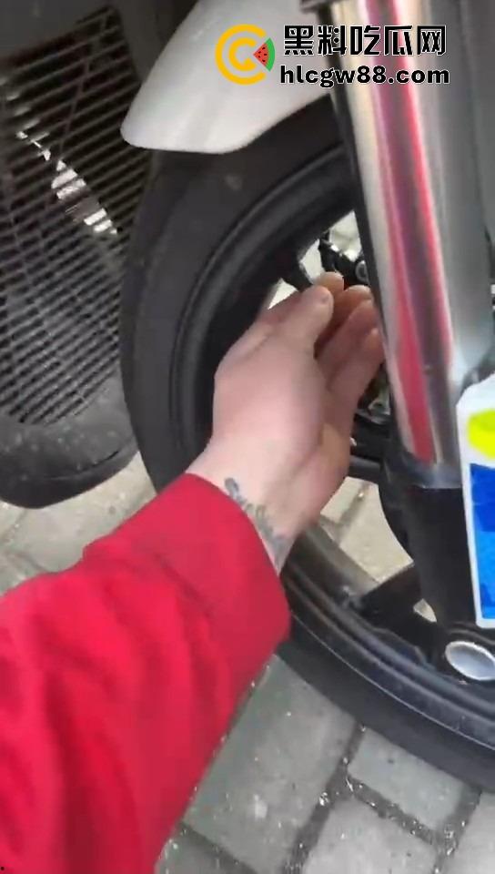 广州电动车整治引爆街头战火,交警暴力执法引众怒,市民直接干翻警车轮胎放气反击!-4