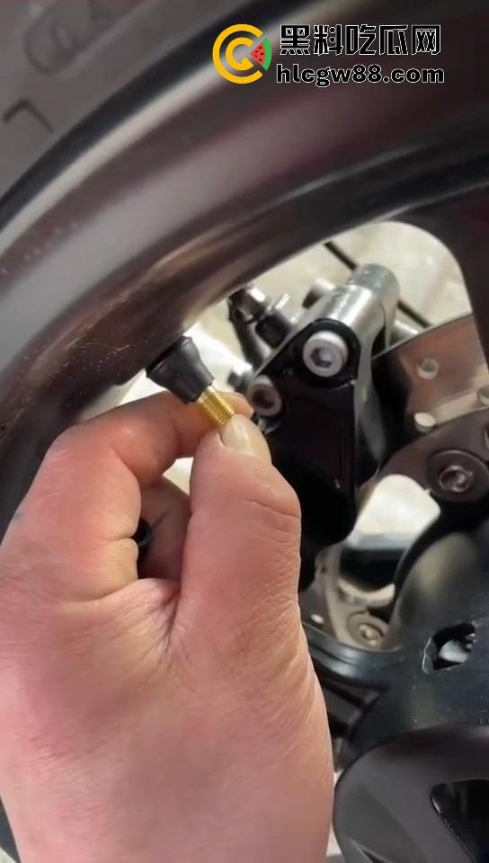 广州电动车整治引爆街头战火,交警暴力执法引众怒,市民直接干翻警车轮胎放气反击!-5