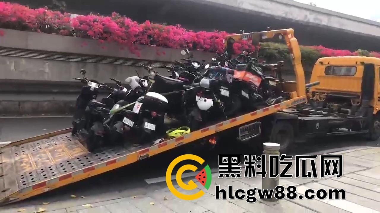 广州电动车整治引爆街头战火,交警暴力执法引众怒,市民直接干翻警车轮胎放气反击!-7