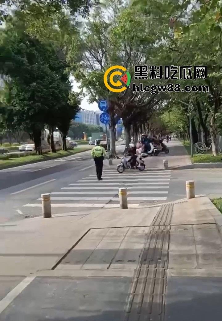 广州电动车整治引爆街头战火,交警暴力执法引众怒,市民直接干翻警车轮胎放气反击!-8