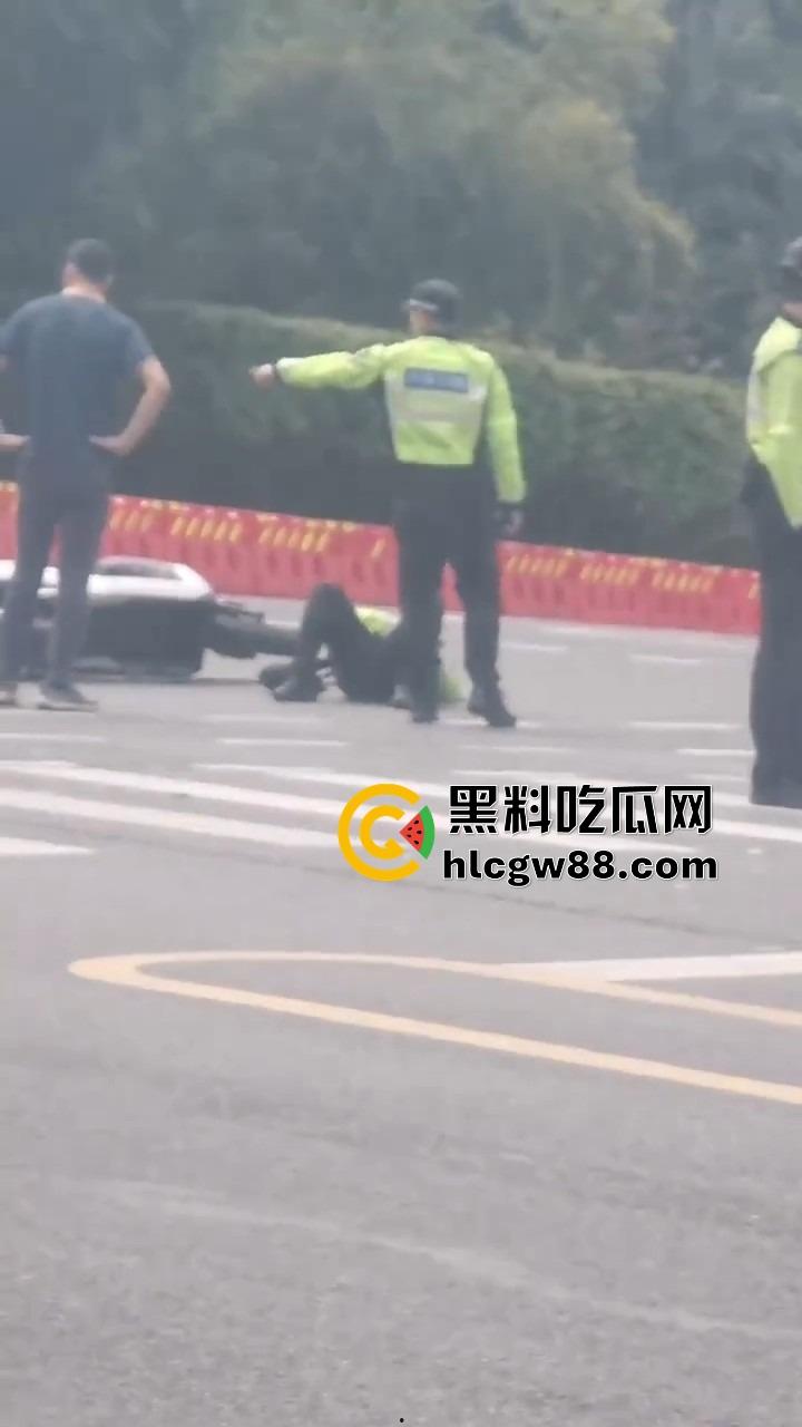 广州电动车整治引爆街头战火,交警暴力执法引众怒,市民直接干翻警车轮胎放气反击!-13